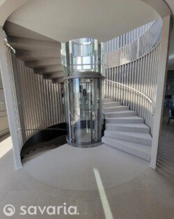 Vuelift with silver walls round staircase